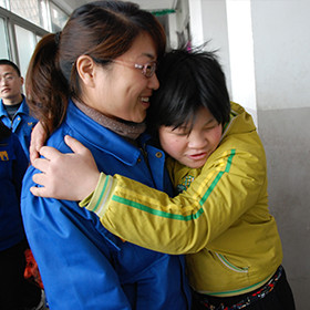 慰問(wèn)福利院兒童